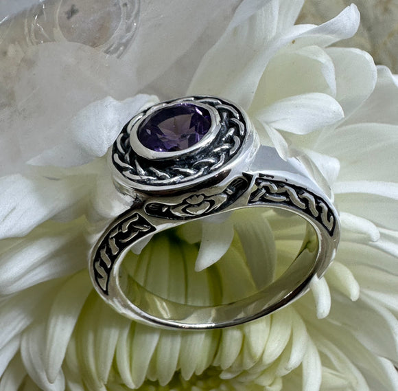 Amethyst Detailed Band 925 Sterling Silver Ring - Size 8 - Quality Gemstone Jewellery