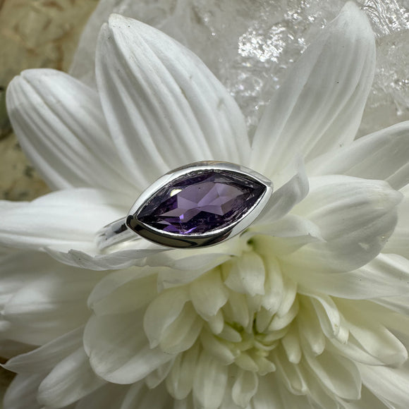 Amethyst Pointed Oval 925 Sterling Silver Ring - Size 7 - Quality Gemstone Jewellery