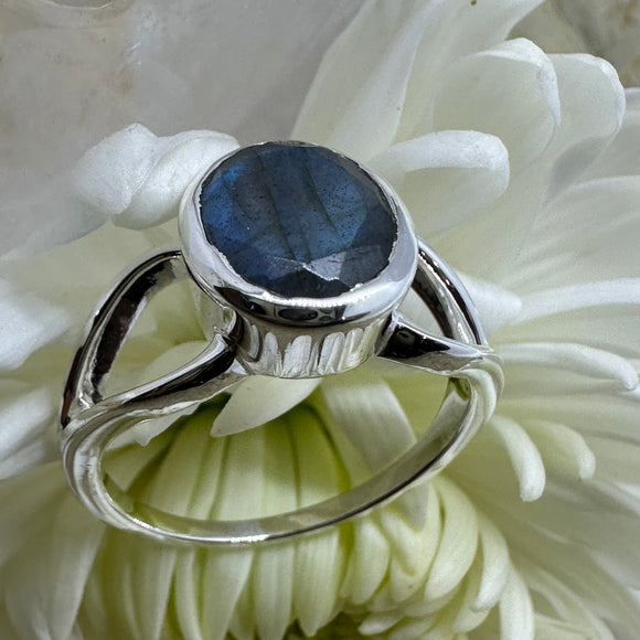 Labradorite Oval Negative Space 925 Sterling Silver Ring - Size 8 - Quality Gemstone Jewellery